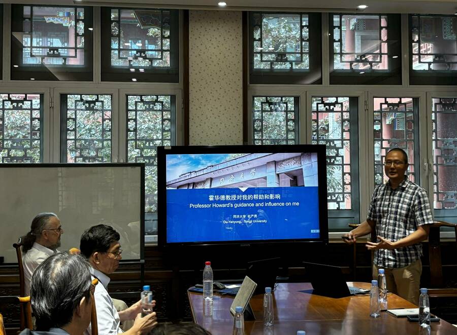 Professor Yanyong presents at academic workshop at Peking University